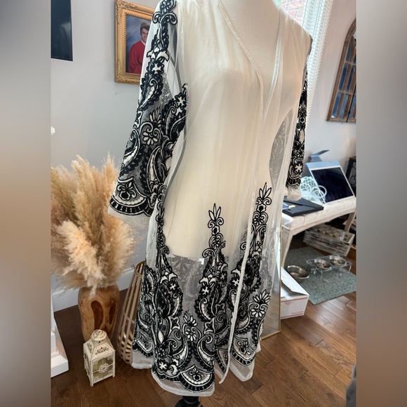 Elegant Sheer Black and White Embroidered Kimono BNWT - Picture 8 of 11